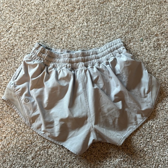 lululemon 2.5 hotty hot shorts pastel blue - Picture 2 of 2